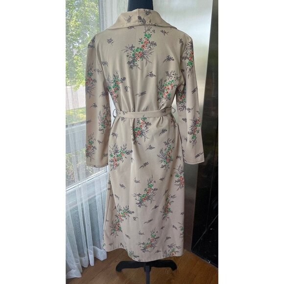 Vintage 70s house dress, light taupe with orange and green floral, light weight - Picture 4 of 9